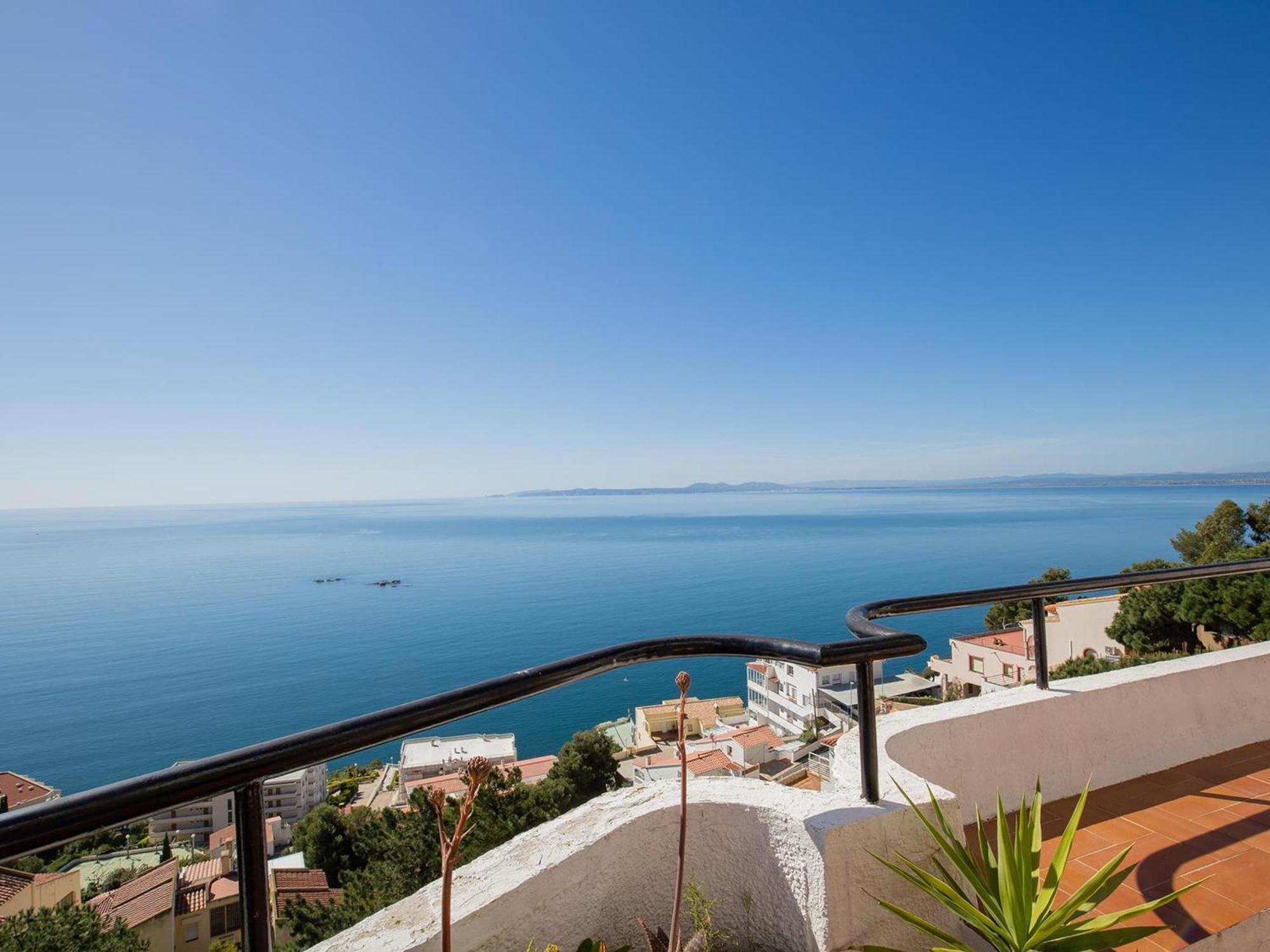 Joan Margarit 2-b -vista Excepcional Del Mediterraneo Con Piscina Comunitaria. - Es-228-159 Roses